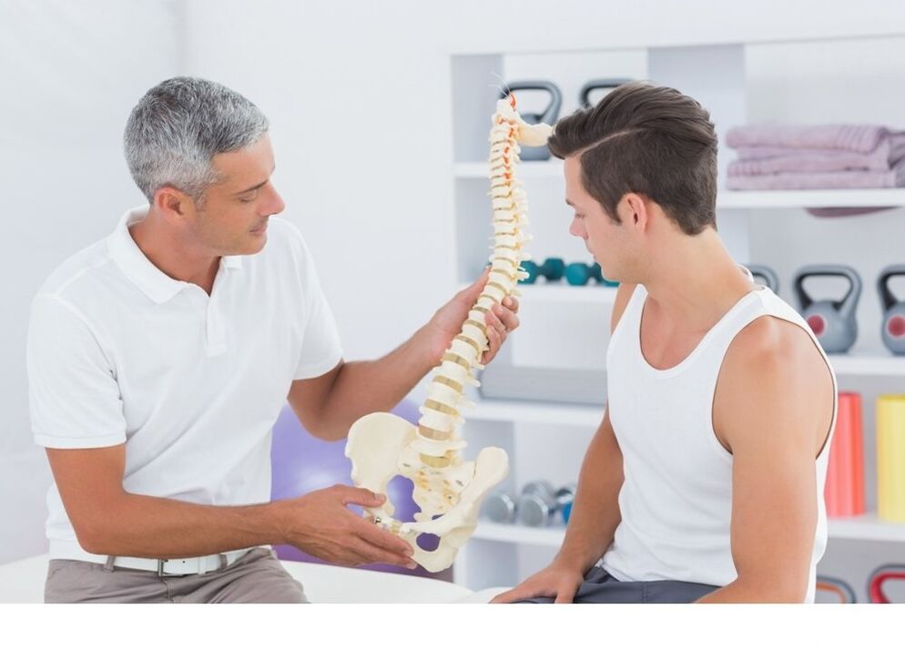 Az orvos megmutatja a betegnek a gerinc arthrosist